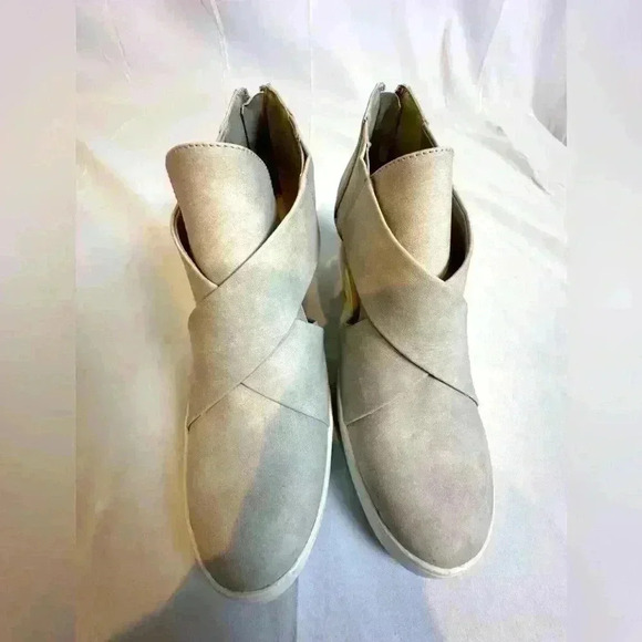 NWOT - Light Gray Wedge Sneakers with Cut out (Size 8) - Picture 2 of 8